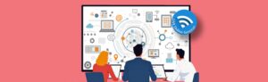 Menschen vor großem Bildschirm mit digitalen Kommunikationssymbolen und Icon „LIVE Online-Seminar“